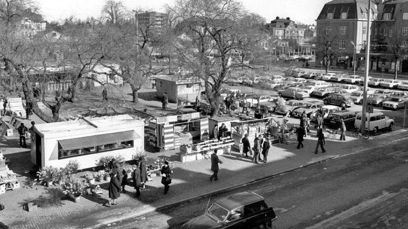 Så här såg det ut på Stortorget i Katrineholm i mitten av 1970-talet. Torghandel – och bilparkering.