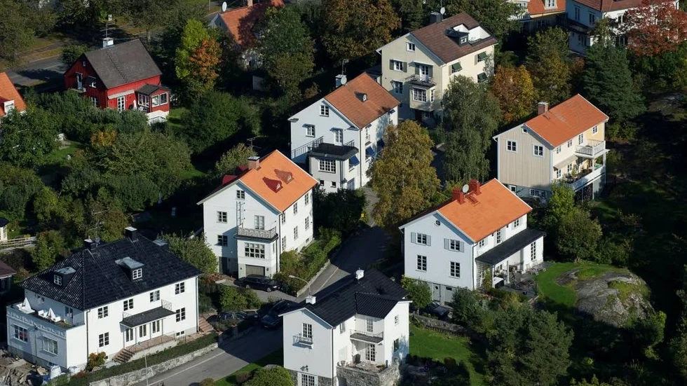 De generösa ränteavdragen för lån och den låga beskattningen av privatbostäder, har blivit ensidigt gynnsamma för expansiva kommuner med höga bostadspriser.
