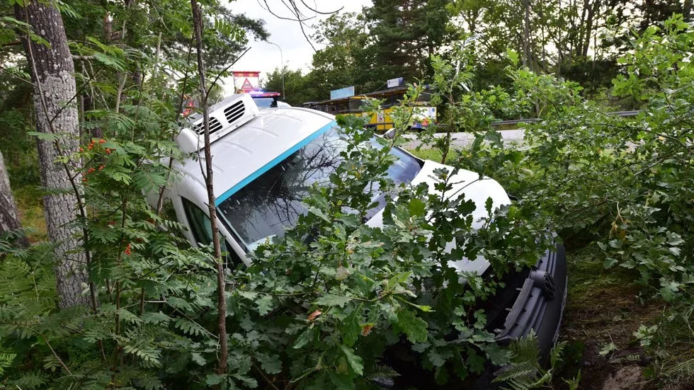 Föraren klagade på smärta i ett ben och fördes med ambulans till Nyköpings lasarett.