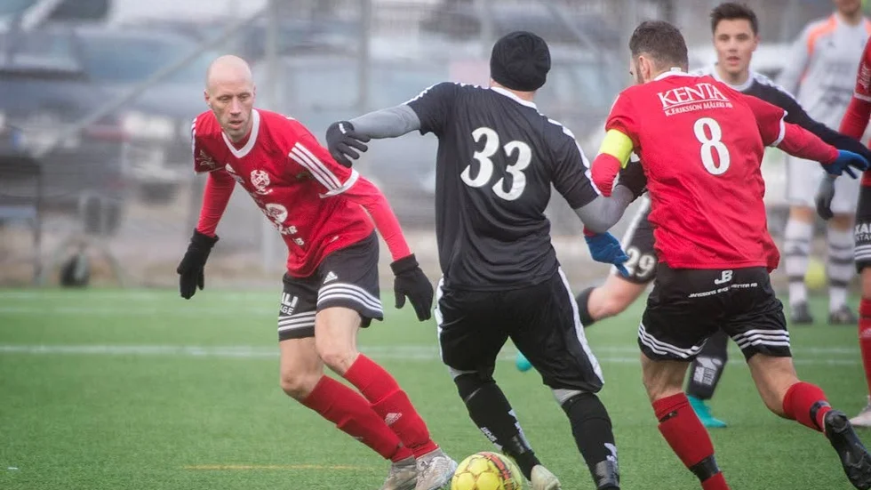 Fredrik "Berra" Berggren (längst till vänster) gjorde ett av de tre Runtunamål som ett tag såg ut att räcka hela vägen till tre poäng mot topplaget Malmköping. Men gästerna stod för en stark vändning på Runavallen.