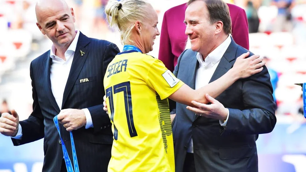 Statsminister Stefan Löfven reste till Frankrike och grattade fotbollslandslaget.