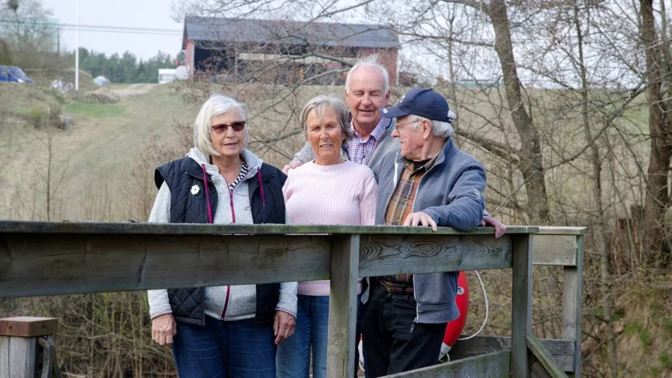 Torsten och Inga-Britt Andersson, här med grannarna Christina och Lennart Sundqvist, får ersättning för advokatkostnader som de har haft i samband med utrednigen.