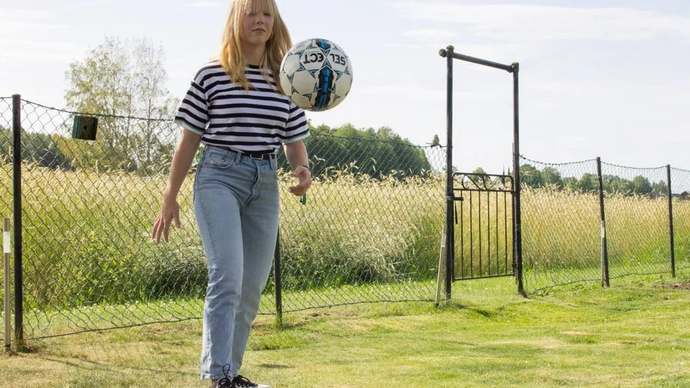 Nästan allt handlar om fotbollen och laget för Elsa Karlsson.