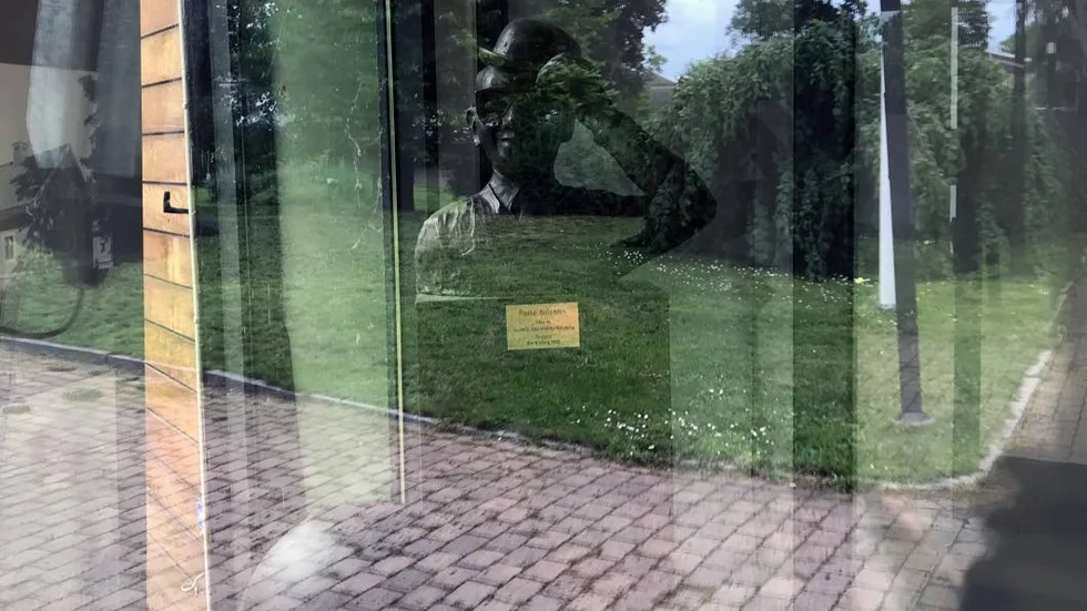 I entrén bakom glasväggarna står bysten av Pelle Nilsson som lyfter på hatten som för att hälsa gästerna välkomna. Nu kommer dock ingen in och rutorna är täckta av spindelväv.