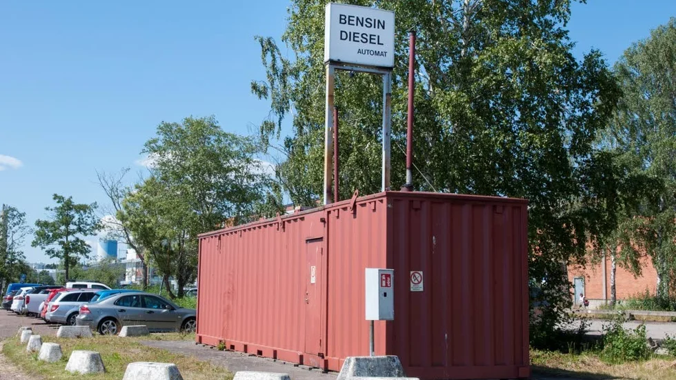 Bränsleförvaringen ligger vid parkeringen.