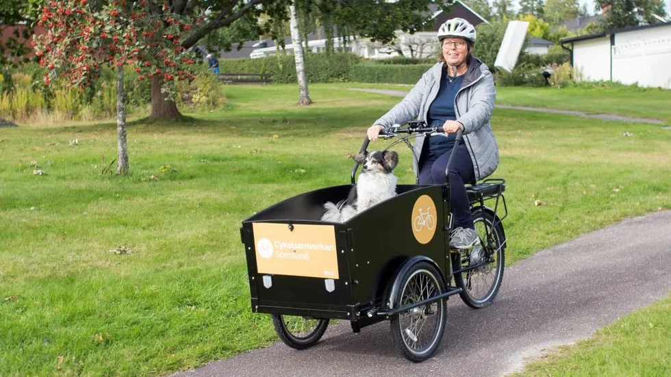 Anna-Lena Ek Sandqvist och hunden Konrad har testat elassisterad lådcykel.