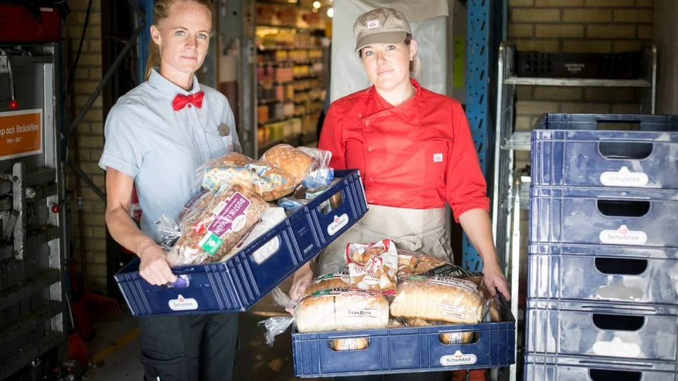 – Nu kommer vi få slänga allt bröd eller ge det till vildsvinen. Vi har uppskattat Träffpunkten och varit glada över att kunna hjälp dem, säger Ica Supermarket Oppebys butikschef Emma Andersson och Jenny Birgersson.
