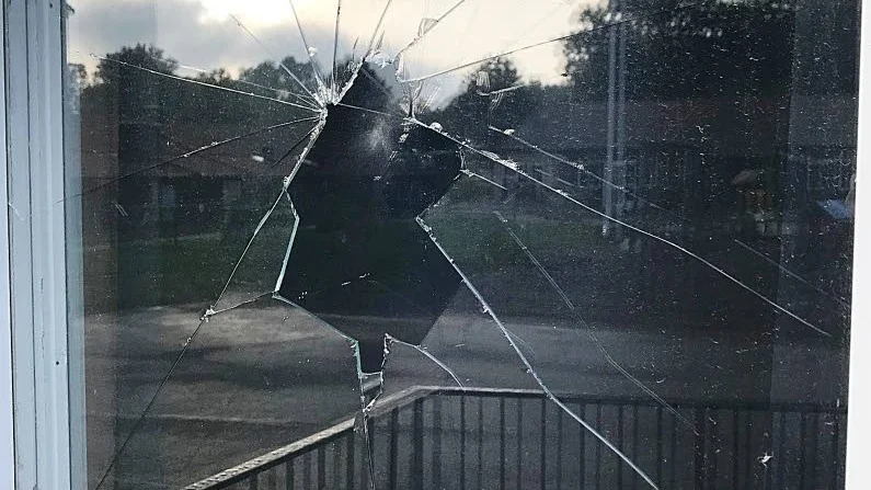 Totalt krossades åtta rutor på skolan. Händelsen är polisanmäld.