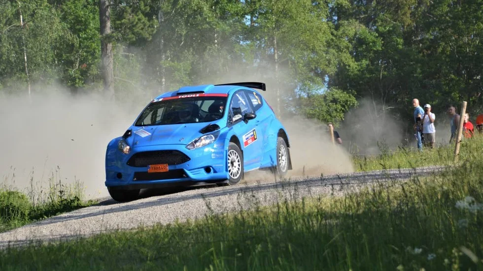 Eskilstuna MK:s Per Göthberg med Robert Eriksson vid noterna i Ford Fiesta R5 laddar för goda resultat i Kolsva på lördag