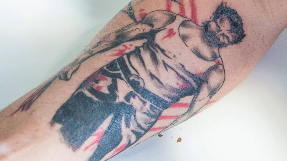 På ena armen har Charlie tatuerat seriefiguren, Wolverine.