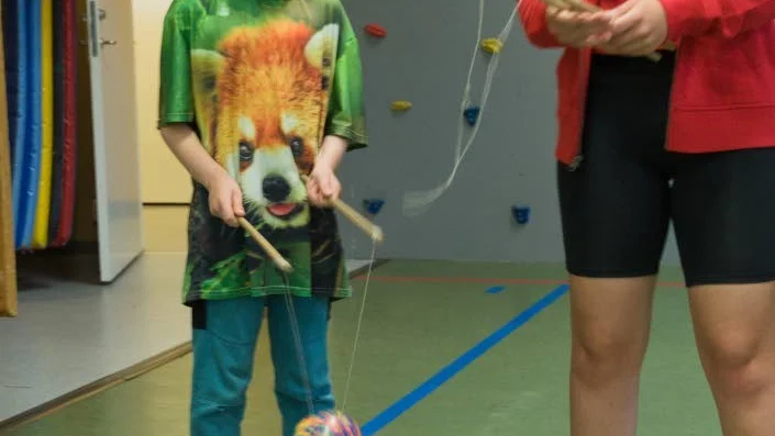 "Jag varit på cirkus en gång tidigare", säger Knut, snart åtta år, medan ledare Sarah Wilson instruerar.