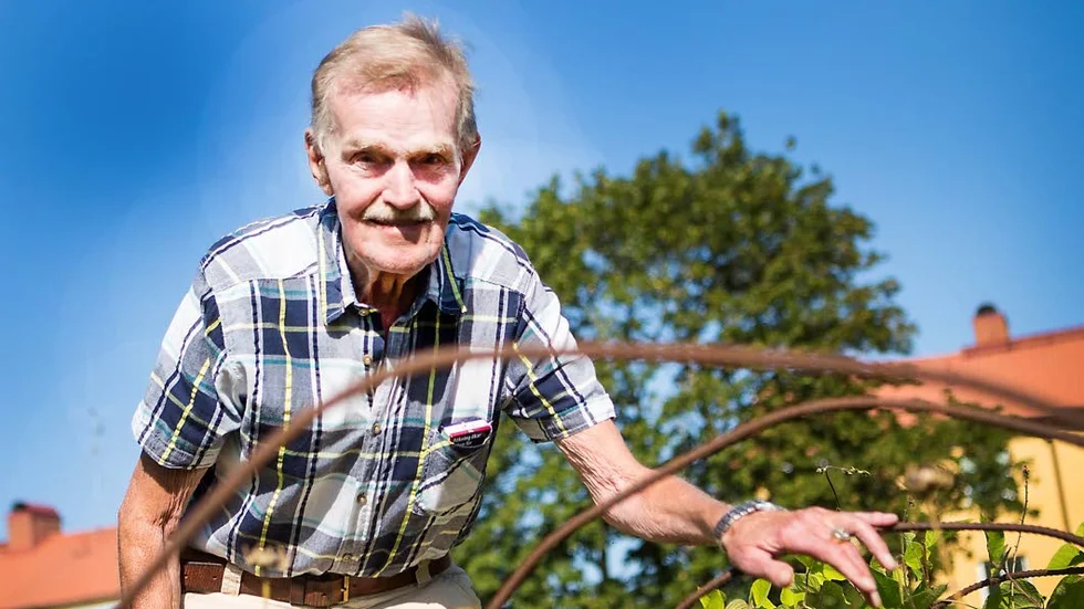 "Jag blev högerhänt på grund av den elaka kärringen vi hade i första och andra klass", säger Leif som i dag fortfarande textar med högern.
