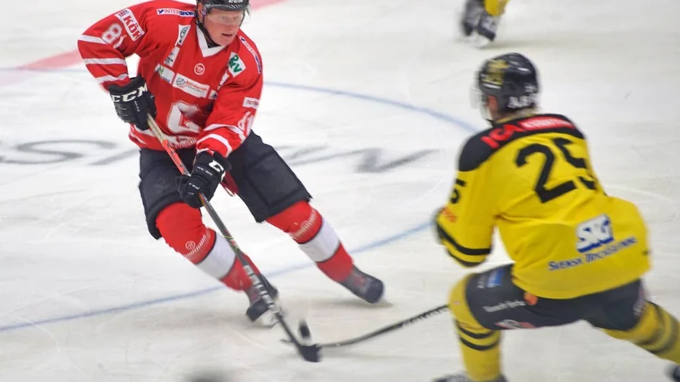 Oliwer Stensson fortsätter att träna och matcha med Nyköpings SK. Närmast väntar bortamöte mot Tyresö Hanviken.