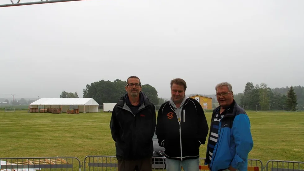 Peder Ceder, Bosse Lindholm och Seppo Äärinen stördes av ett spöregn på torsdagen, men de har beställt vackert väder till festivalen.