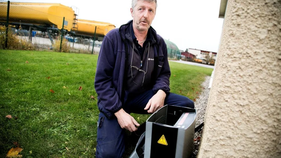 Skadedjurstekniker Ingemar Pettersson visar upp lådan som fångar möss med hjälp av elstötar.