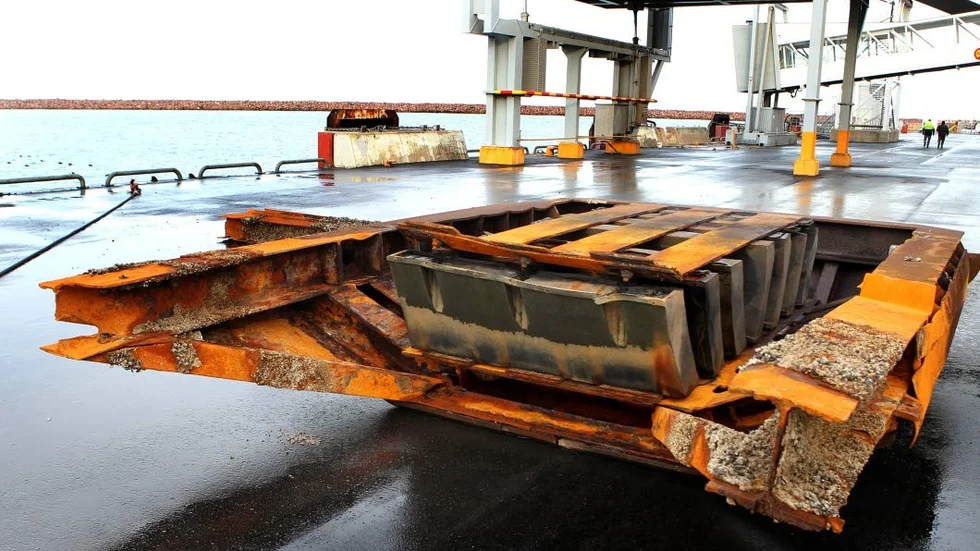 Ett av fenderverken totalförstördes under stormen när m/s Visby pressade sönder det.