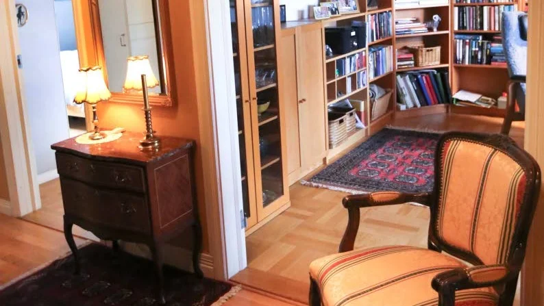 ENTRÉ. Hallen med vy in i vardagsrummet.