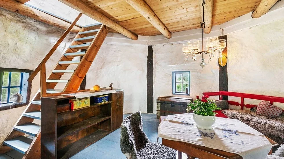 Kvarnen har tre våningar, med en rund planlösning.