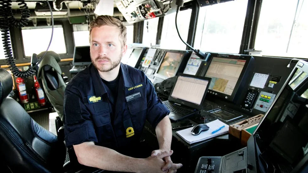 Frederic Leufstadius, sekond på HMS Koster lägger scheman. Till sjöss är han vaktchef.