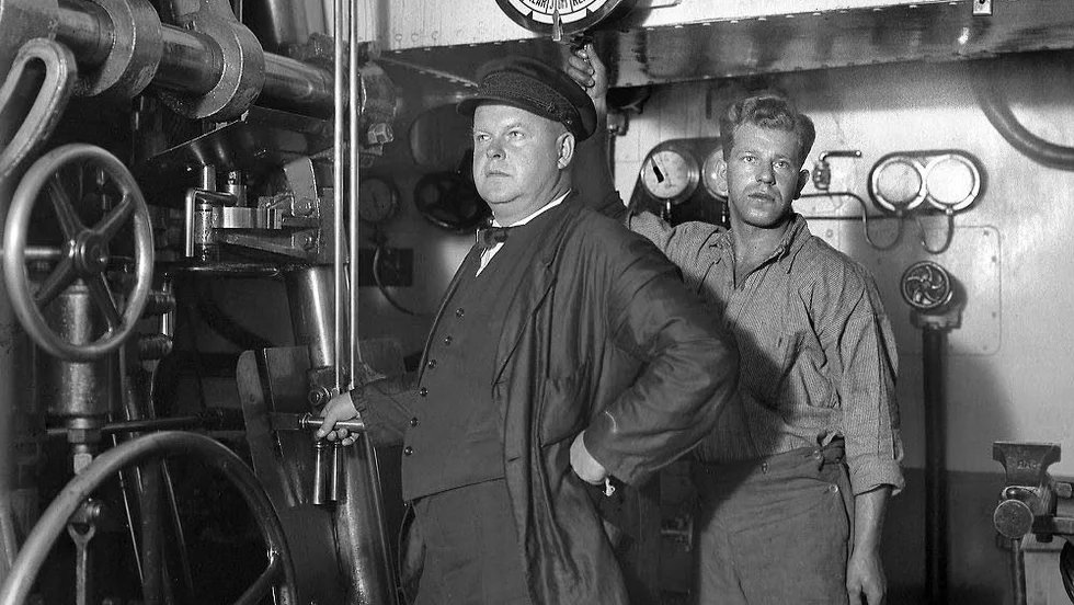 Övermaskinist Harald  Wengström och smörjaren, troligen Albert Ohlsson, i S/S Visbys maskinrum.