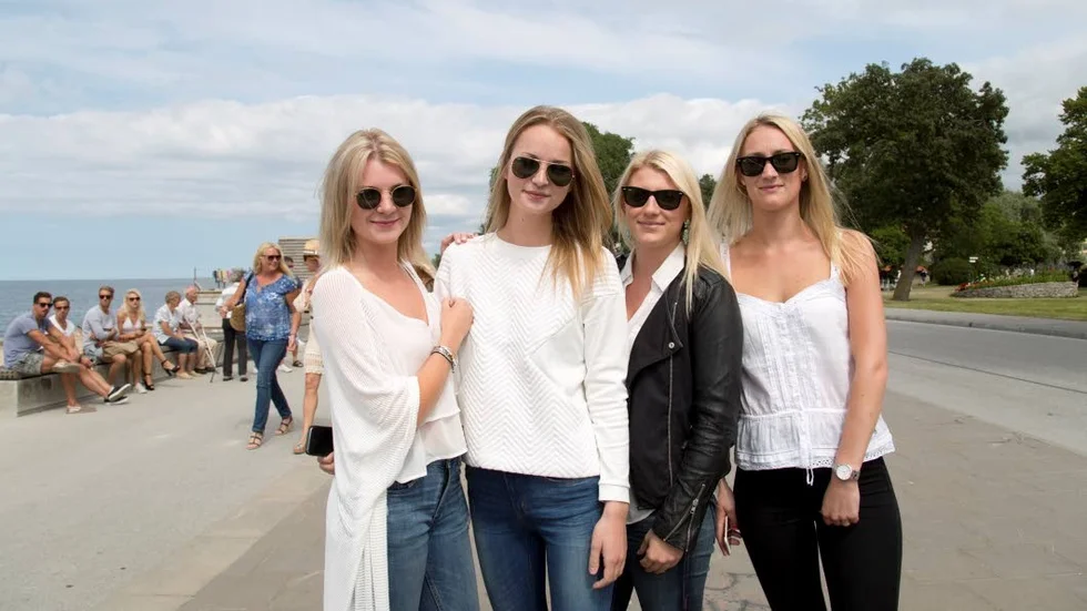 FRÅN SIGTUNA. Ebba Levin, Mathilde Ekfalk, Elvira Wikegård och Maria Höijertz var på väg in till Kallis.