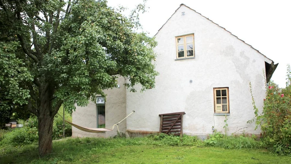 Å ENA SIDAN. Så här ser huset ut från ena sidan.