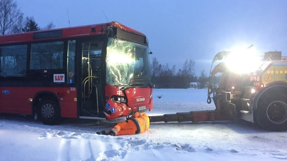 Buss. Två bussar fick tas ur drift efter en incident på Hertsön.