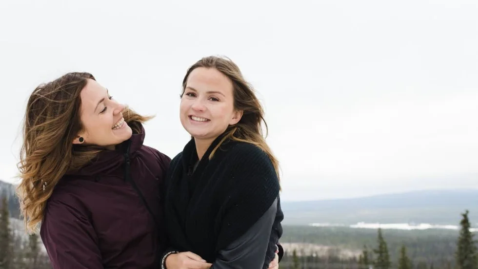 Nystartad podd. Amanda Matti och Alice Wikner pratar om det positiva med att bo i ett samhälle som ändå ligger ganska nära en storstad.