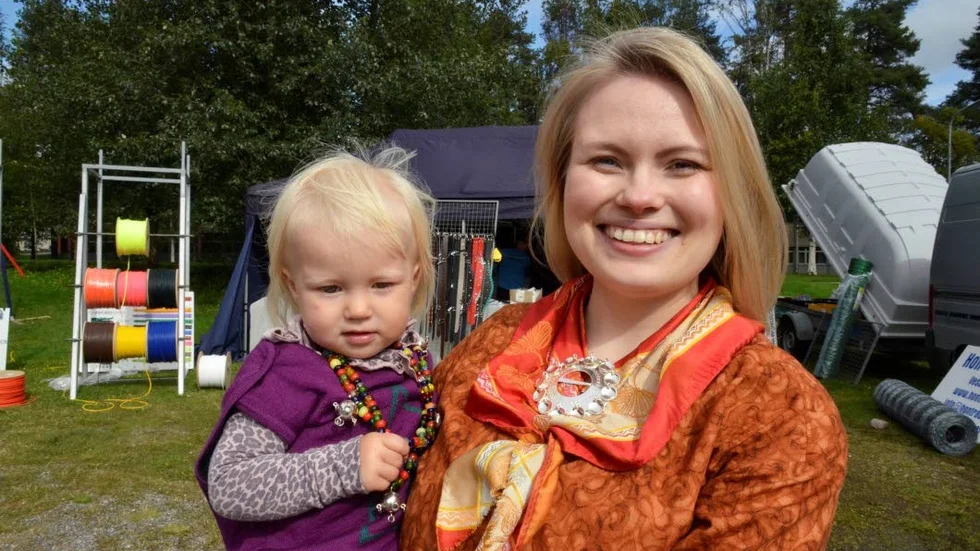 Intressant. Susanne Vars Buljo lyfter fram besöket i Laponia som kongressen gjorde på torsdagen. Här är hon med dottern Majja Kathrine Eira.