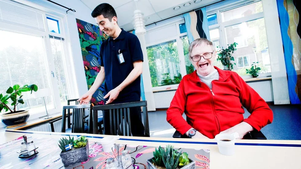Skämtsam. Medan fotografen tar bilder skämtar Ali Joozjani om vilken uppmärksamhet de kommer att få när de hamnar i tidningen. Tage Englund skrattar gott åt honom.