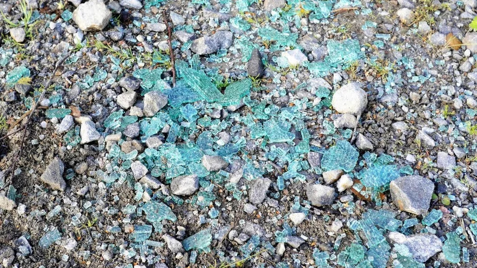 Inte bara bilar som står längs med vägen. Även krossat glas förekommer.