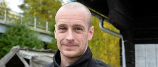 De dyker efter timmer i älven