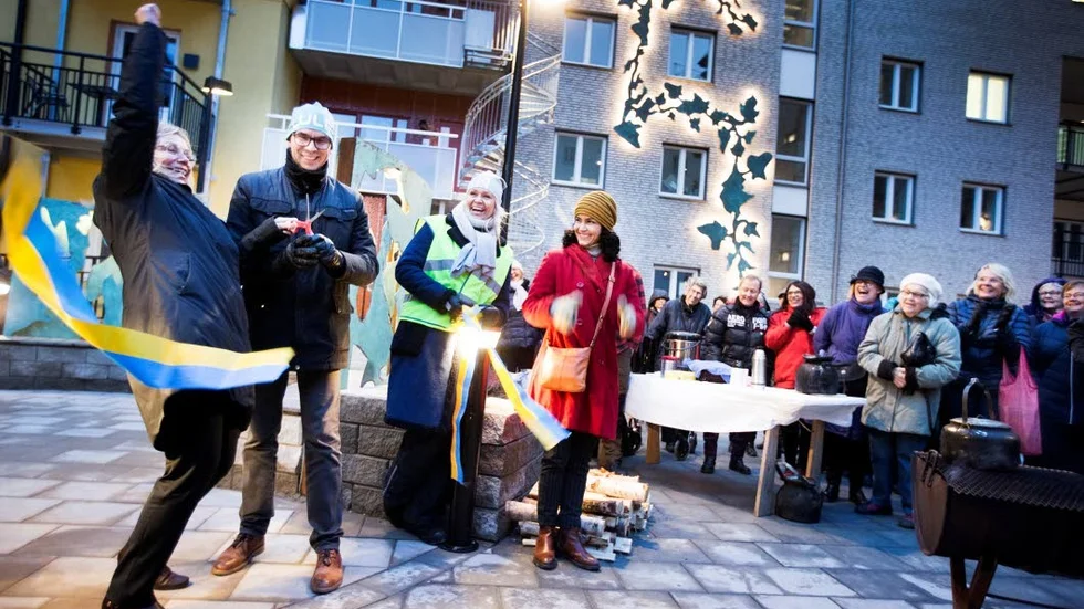 Bandklippning på gång. Ett flertal Luleåbor hade samlats för att de del av invigningen.