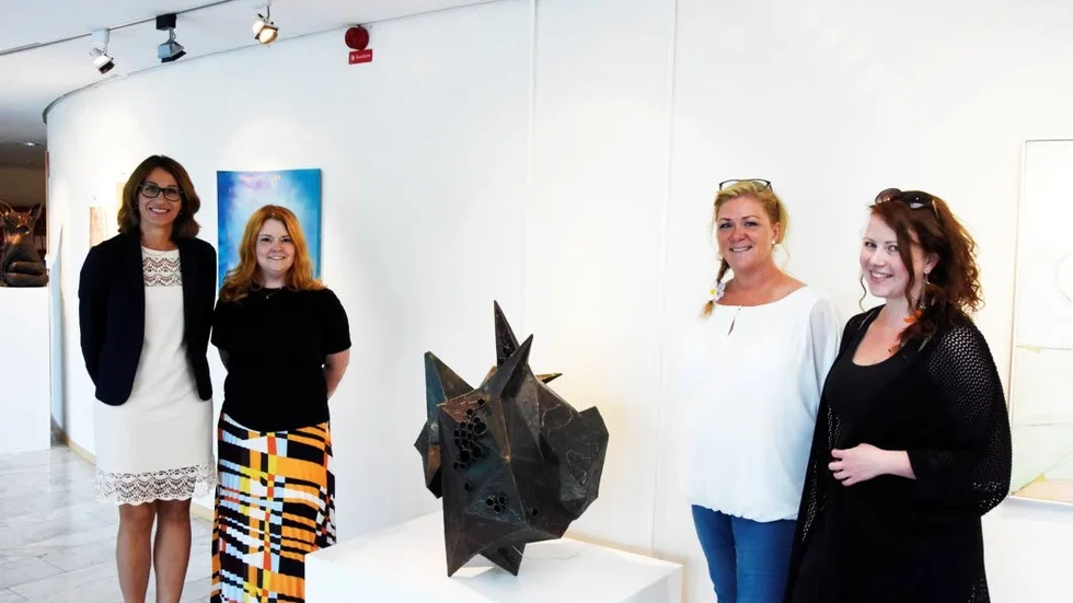 Från vänster: Nina Almén, Linda Ekersund, konstverket Kryptonite, Helena Bergman och Linn Winnerstad. Alla har studerat konst tillsammans vid Sunderbys folkhögskola. Nu ställer de ut sina verk på Regionhuset i Luleå.