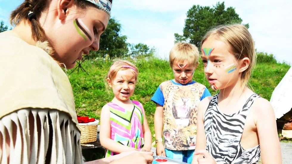 Indianön. Emma Olsson, Elias Olsson och Elina Olsson blir målade av lilla Fjädern på Western farm