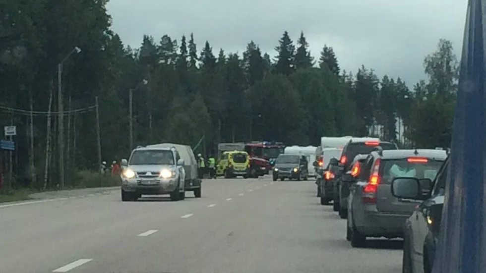 ORSAKADE KÖER. Trafiken på E4 stoppades i båda riktningarna efter olyckan och bilarna fick därefter släppas förbi växelvis.