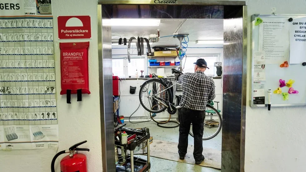 Reparationer. På våren har han som allra mest att göra. Det vanligaste felen är punktering och krånglande växlar.