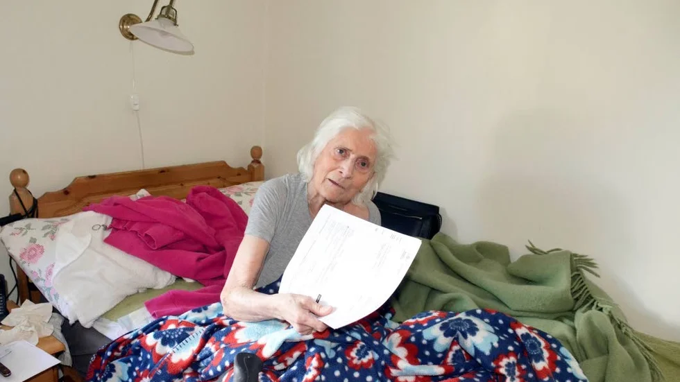 Fel. Karin Johnsson, 81, visar den räkning hon och maken har fått från hemtjänsten. "Vi ska inte betala för något vi inte fått", säger hon.