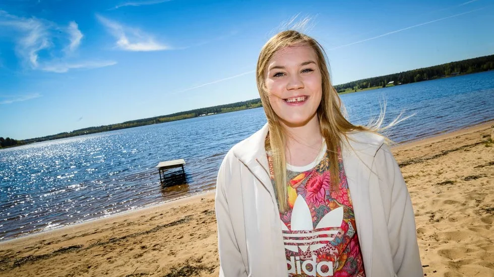Stenkast. Stugan ligger bara ett stenkast från älven.