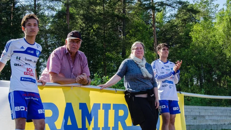 Spännande. Reza Azimi, supportern Bernt Öhrvall, lagledaren Åsa Lundmark och Abolfazl Rahimi följer matchen med spänning.