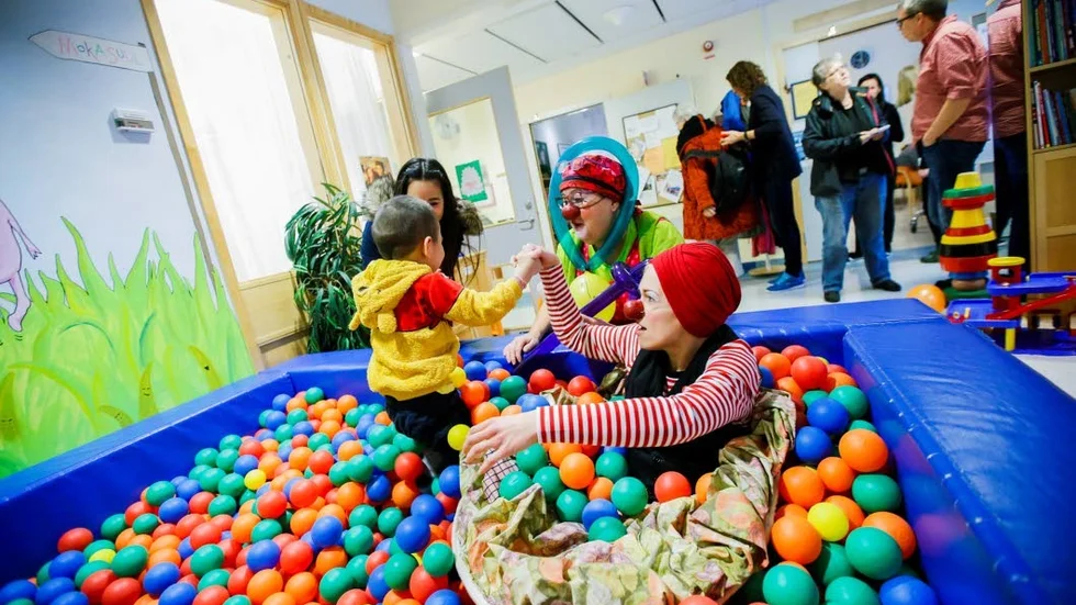 Ner i bollhavet. Erik Win badade i bollhavet med clownerna och mamma Aye Su win.