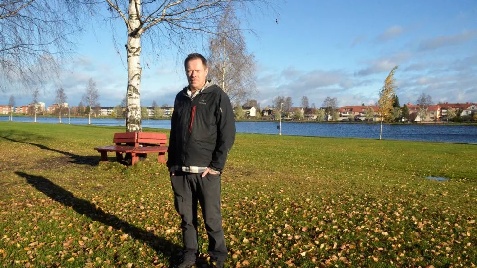 Filminspelning. När Jonas Selberg Augustsén kom hem i somras pågick Boden alive. "Då var det skoteråkning på vattnet här nere vid Kvarnängen. Det var som en slump. Jag har en skoteråkare med i filmen. Det kan bli något sånt.", säger han.