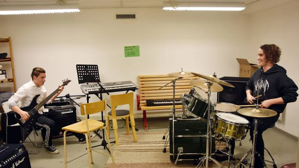 Spelar. Markus Risto och Max Wallström spelar. Musikrum är ett måste på en ungdomsgård.