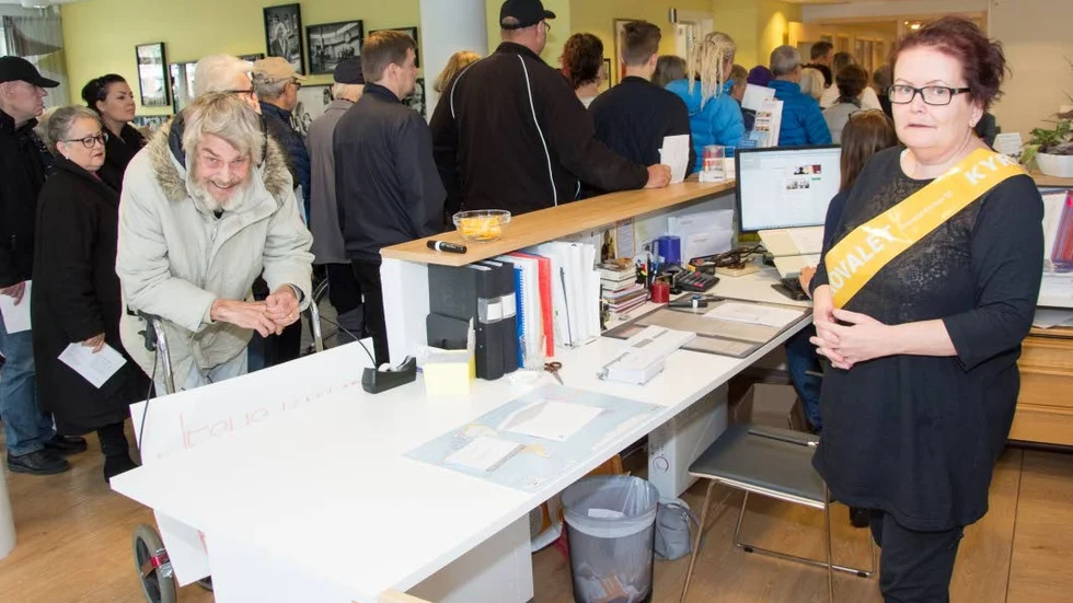 Kyrkoval. Dick Söderlind var snabbt framme för att föra sina val. Ledamoten i valnämnden Åse Kaati övervakade så att allt gick rätt till.