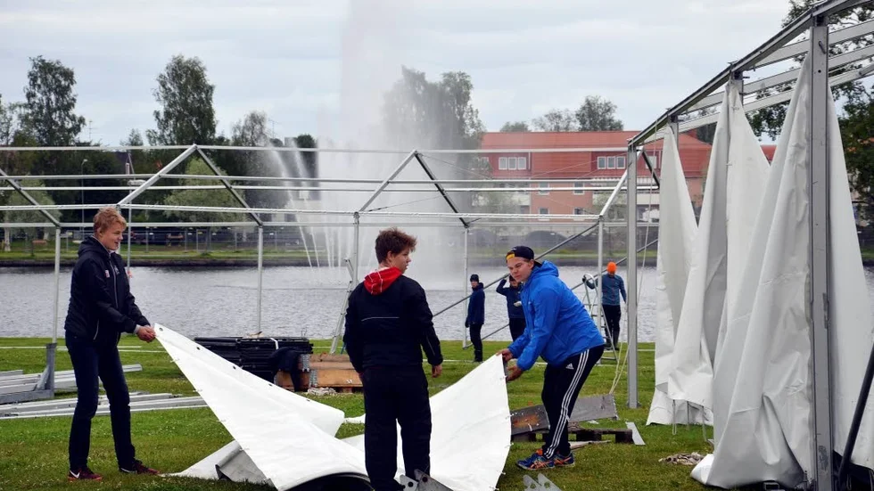 Hockeygrabbar. De fanns på plats för tältbygget under onsdagen på Kvarnängen.