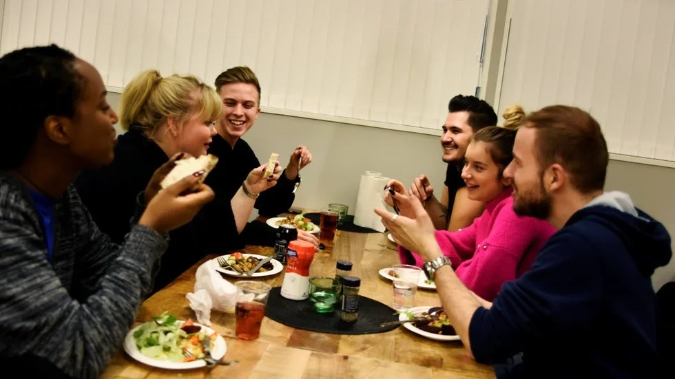 Tillvaron. Deltagarna spenderar mycket tid med varandra under veckorna. Vi hängde med under en dag med genrep och väntan.