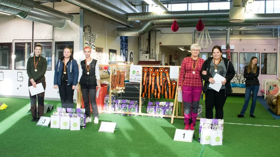 Prispallen. Unni Stoltz, Sofie Mårtensson och Annelie Lingebrand på delad tredjeplats. Samt Eva-Liisa Bergström och Amanda Brandt på delad förstaplats.