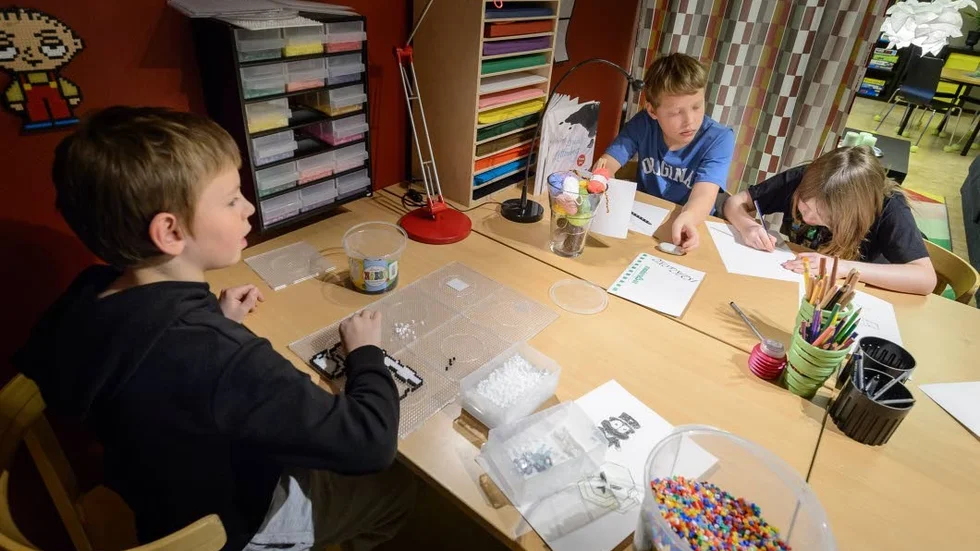 Inomhus. Efraim Dahlberg, 9 år, Lukas Stöckel, 11, och  Freja Persson, 11, håller sig inomhus när vädret är trist på Bergnäset.