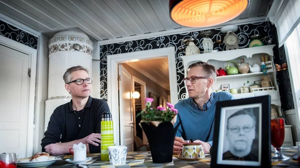 Slutet. "Vi visste inte hur min pappa ville ha sin begravning. Av någon anledning hade det aldrig blivit av att vi pratade om det. Men han hade berättat för sin sambo om sin vilja", berättar bröderna Joakim och Niklas Eriksson som kommer att uppfylla sin pappas sista önskan - att hans aska sprids i naturen.