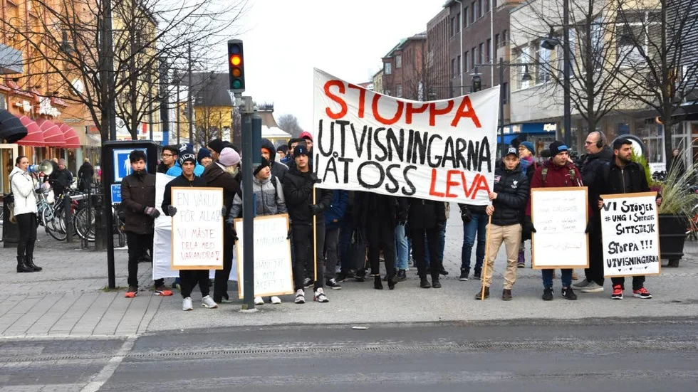 Demonstrationståg. Vid 13-tiden gick demonstranterna genom centrala Luleå i ett gemensamt demonstrationståg till Stadshuset där en frågestund hölls med lokala politiker.